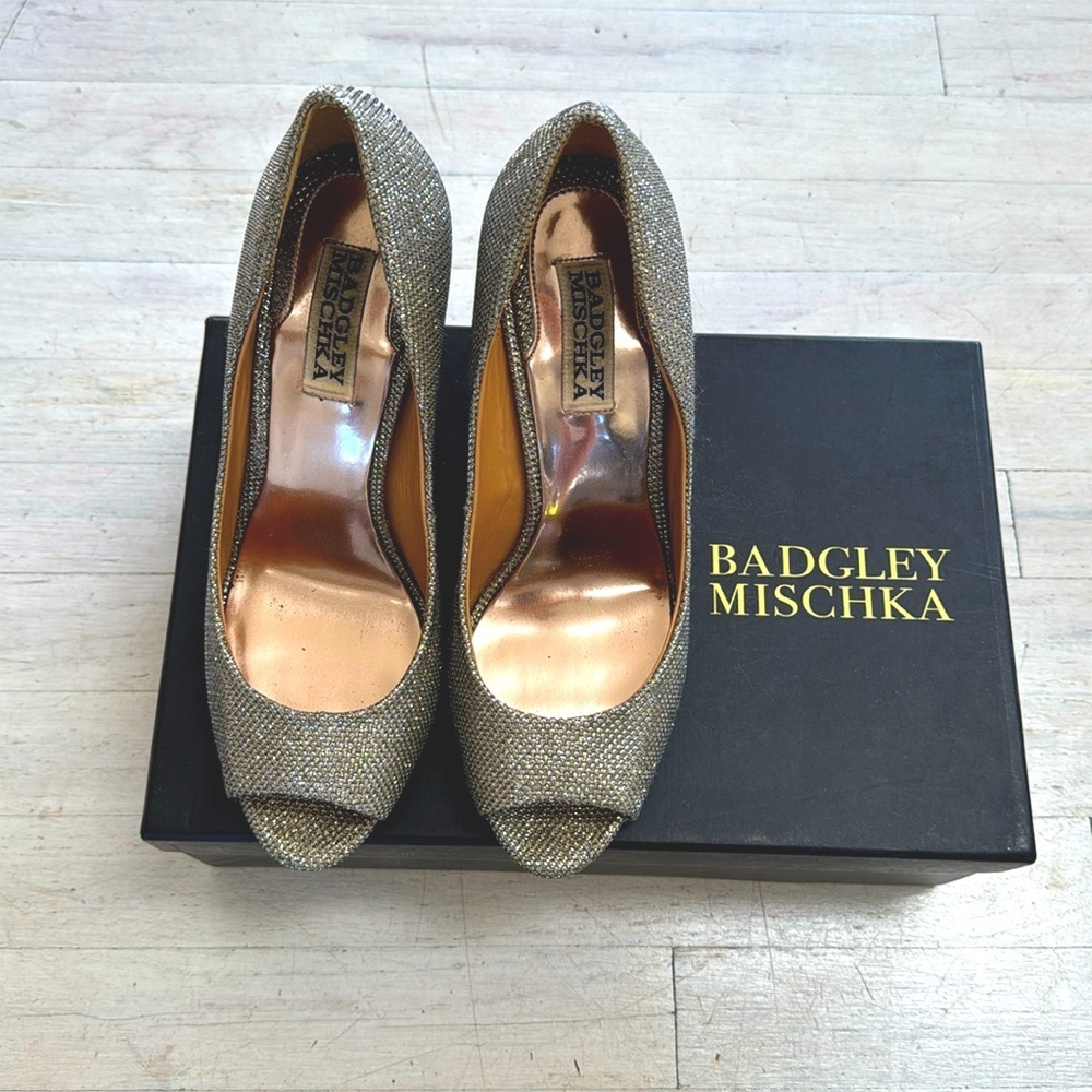 BADGLEY MISCHKA Jossie heels size US 6.5 silver metallic/tan & leather inside